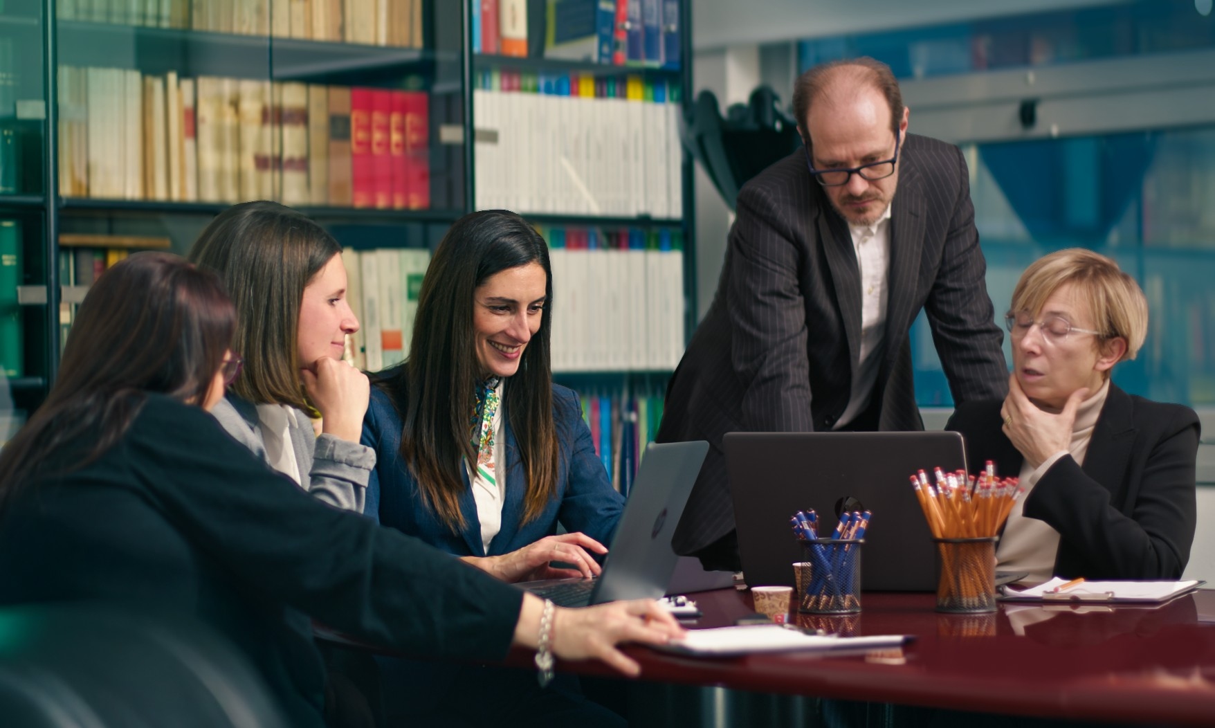 Il team dello Studio Benatti al lavoro in sala riunioni